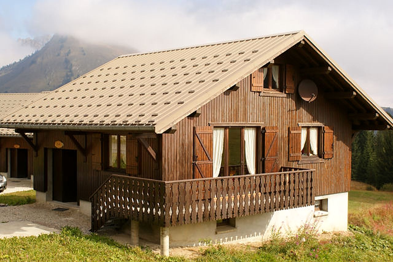 Le chalet Panda 1 en été, balcon et volets en bois